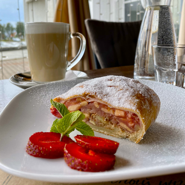 ПРЕДЗАКАЗ - Штрудель с яблоками и вишней 500 г