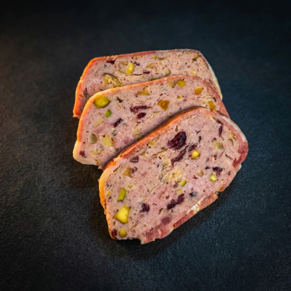 Террин из индейки с фисташкой, клюквой и грецким орехом в беконе 350 г заморож.