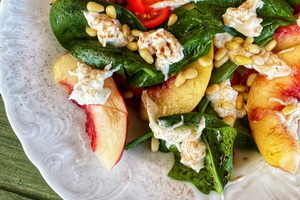 Салат из персиков и страчателлы Салат из персиков и страчателлы